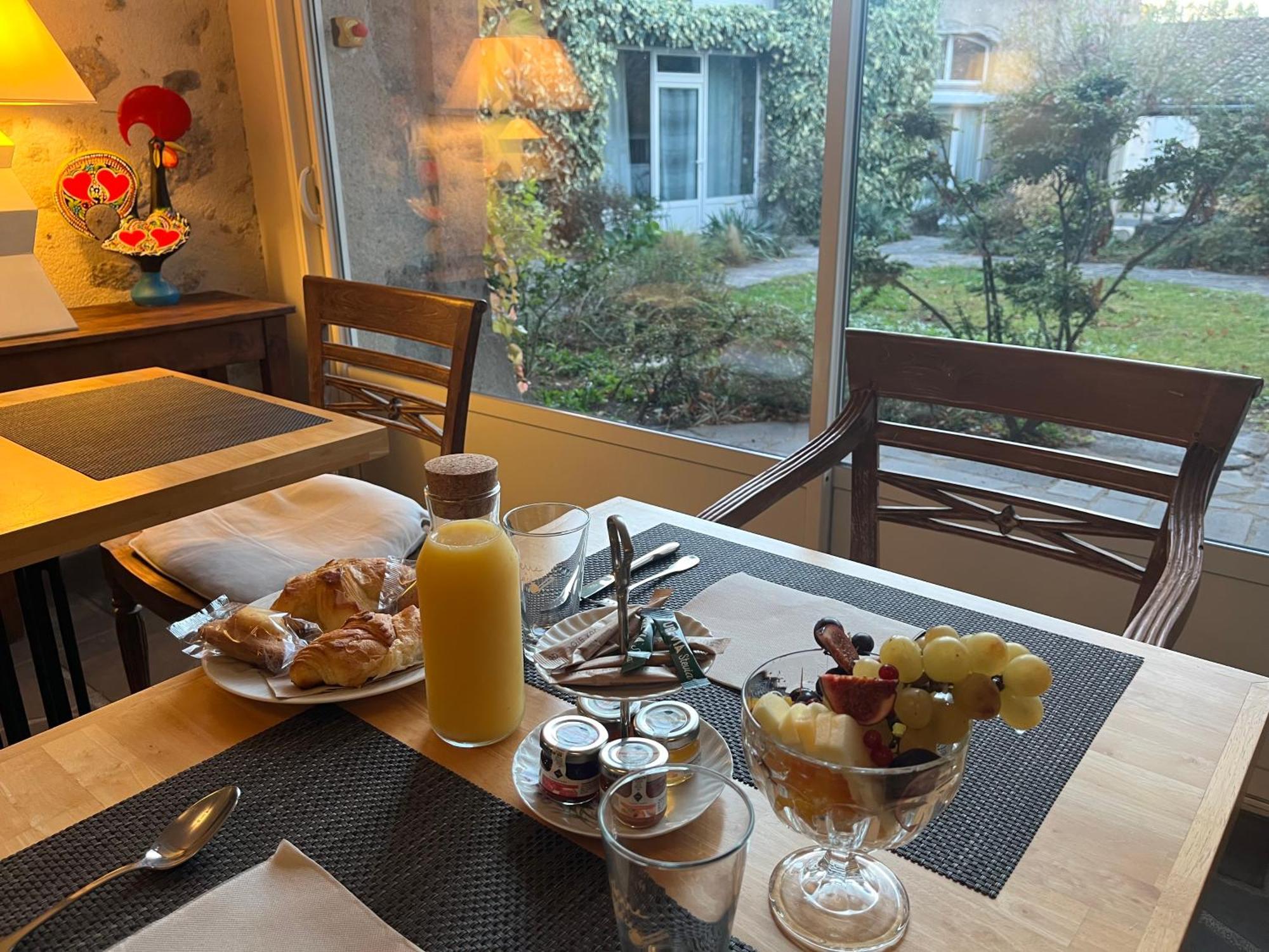 La Cour Carree Hotel Perrier ภายนอก รูปภาพ